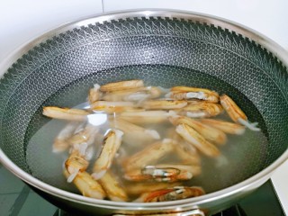 清蒸蛏子,蛏子冷水下锅，加入料酒，姜，烧开煮大约1–2分钟，开口即可。