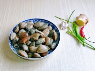 麻辣花蛤,准备食材，花蛤可以加入盐，滴几滴油，泡在冷水中，让它吐沙出来，不然吃的时候会有沙的口感。