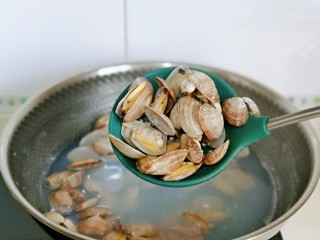麻辣花蛤,开口后立即捞出，冷水冲洗干净。