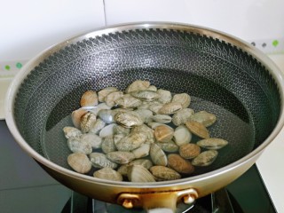 麻辣花蛤,花蛤焯水，冷水下锅，大火烧开。