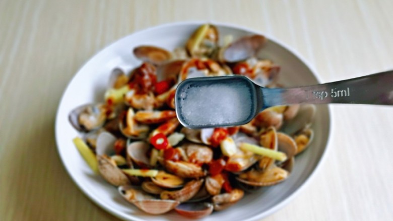麻辣花蛤,按个人口味撒上食用盐。