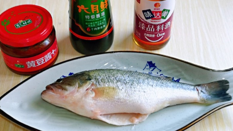 葱油鲈鱼,准备食材，将<a style='color:red;display:inline-block;' href='/shicai/ 371'>鲈鱼</a>清洗干净，放入鱼盘中。