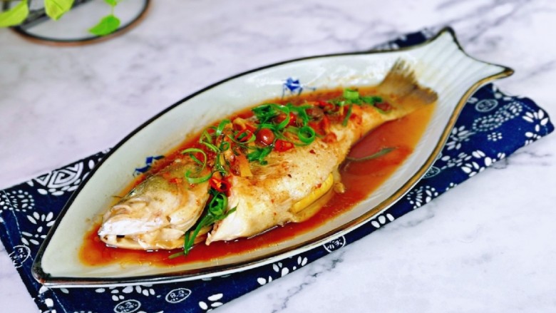 葱油鲈鱼,美味佳肴，宅家里吃一些含蛋白质高的食物呦～