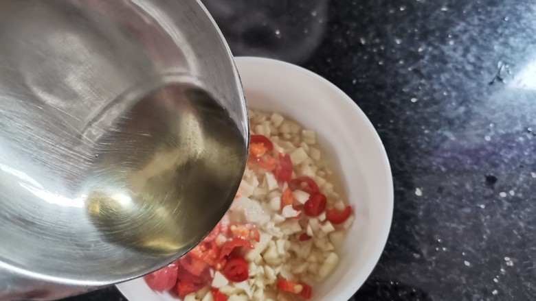 酸辣腐竹黄瓜条,蒜末小米辣放入碗中，淋上热油
