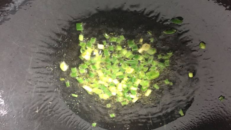 葱油蚕豆,锅里放入适量的油，爆香一部分葱花