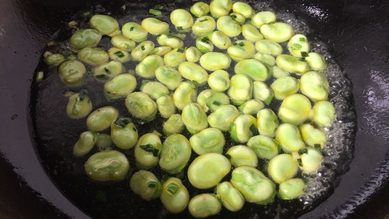 葱油蚕豆,加入一小碗水，不用太多，现在蚕豆都特别的嫩