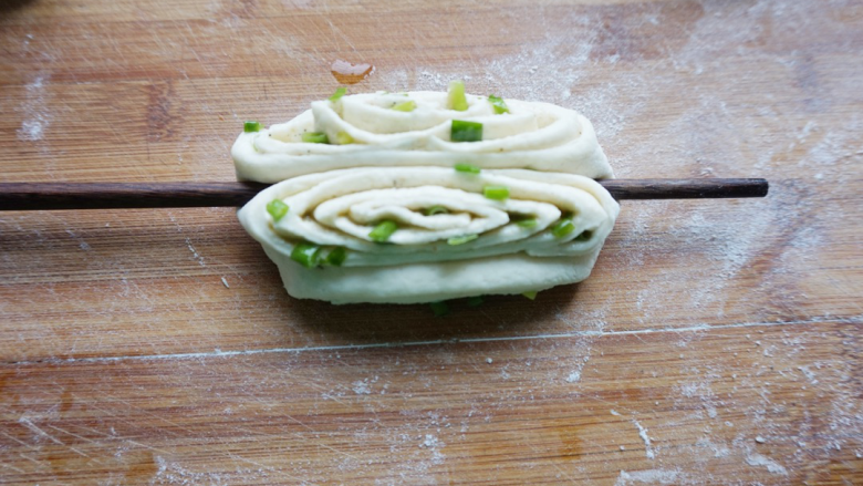 葱香椒盐花卷,用筷子从中间压下。