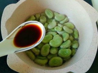 葱油蚕豆,加入生抽1勺