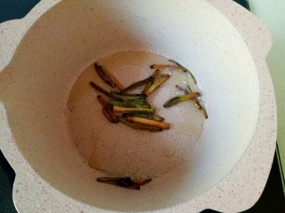 葱油蚕豆,小火慢慢炸至小葱焦黄捞出