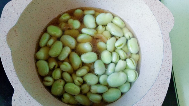 葱油蚕豆,加入60克清水