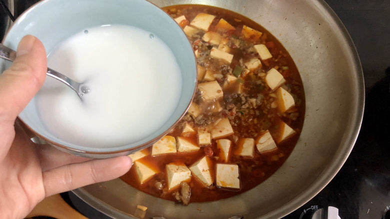 肉末炖豆腐,开盖，转自末，大火，淋两汤匙水淀粉，搅拌收汁