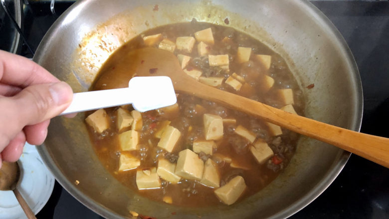 肉末炖豆腐,豆腐汤汁收的差不多了，尝下咸淡根据个人口味添加少许盐