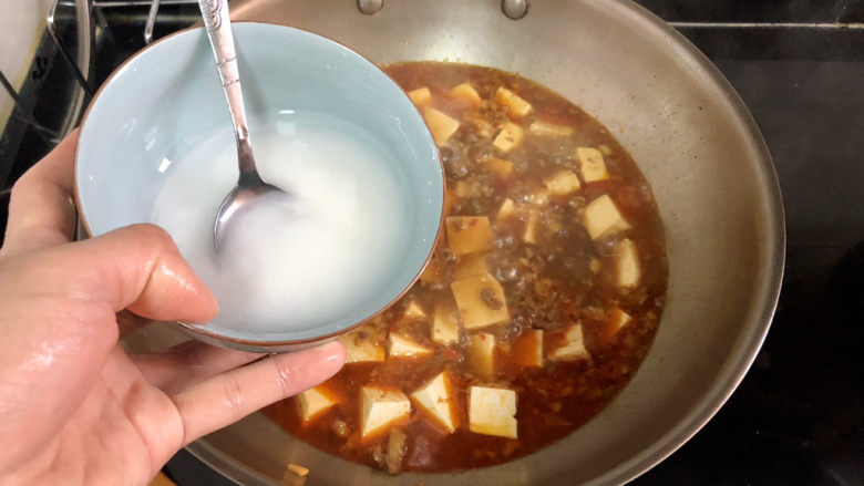 肉末炖豆腐,中间再淋两汤匙水淀粉，搅拌收汁，以免粘锅