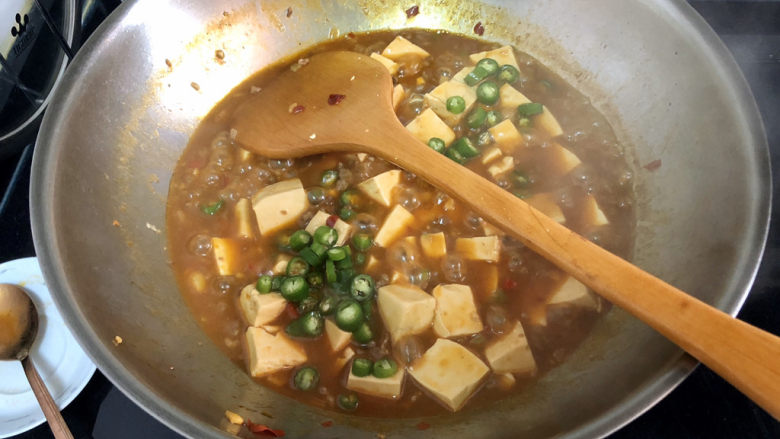 肉末炖豆腐,下线椒，继续收汁到浓郁
