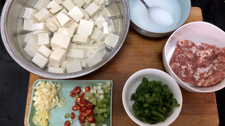 肉末炖豆腐,全部食材准备好，就是这么简单