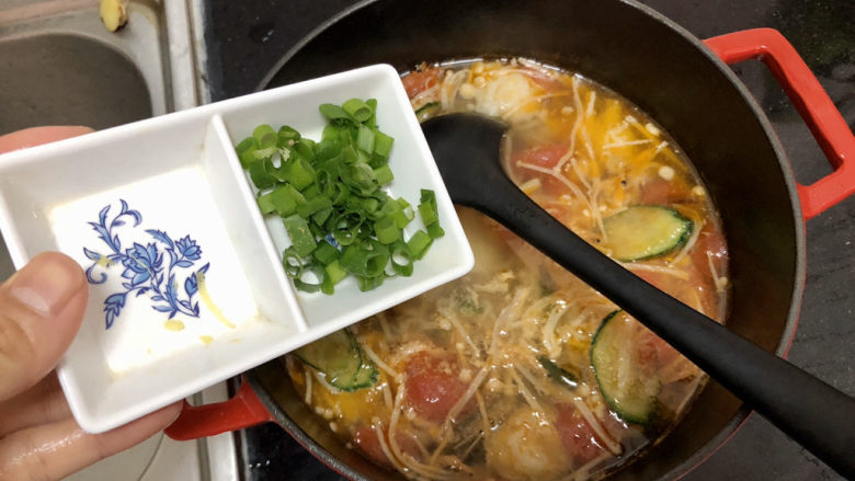 黄瓜金针番茄鱼滑汤,最后撒上葱末，开吃吧