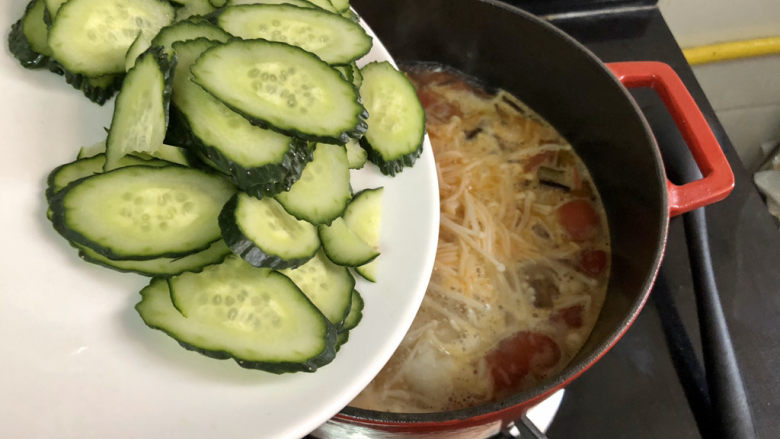 黄瓜金针番茄鱼滑汤,加入黄瓜再煮一两分钟
