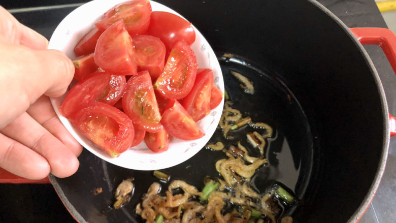 黄瓜金针番茄鱼滑汤,加入番茄，煸炒出汁