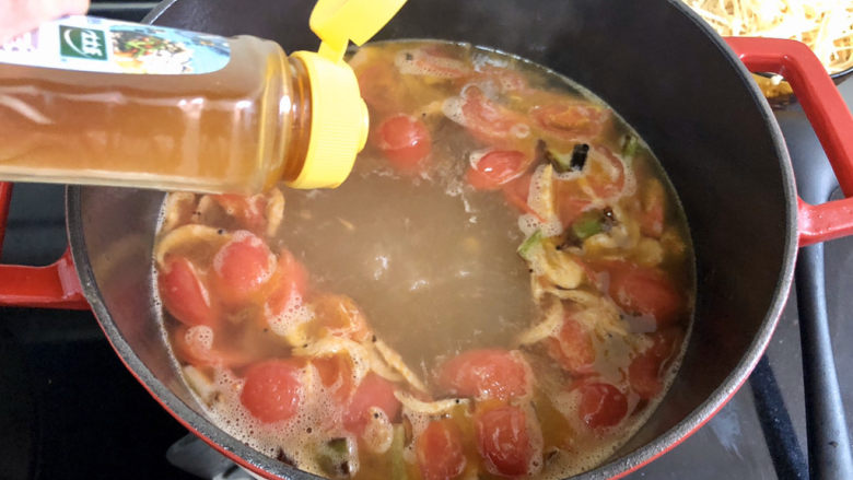 黄瓜金针番茄鱼滑汤,加入半汤匙太太乐鸡汁，没有高汤的时候，我就用它代替。