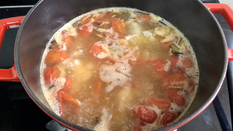 黄瓜金针番茄鱼滑汤,煮到鱼滑浮起