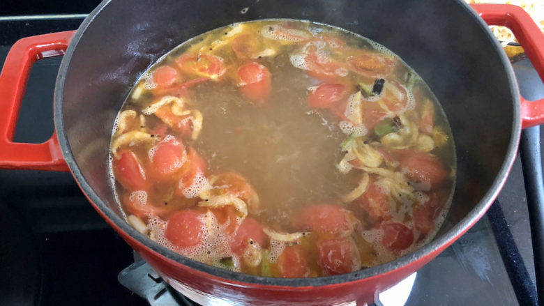 黄瓜金针番茄鱼滑汤,加入适量热水，煮开后，小火炖煮三分钟，让番茄味道融入汤中