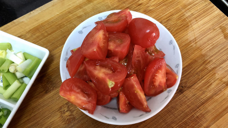 黄瓜金针番茄鱼滑汤,小番茄切块