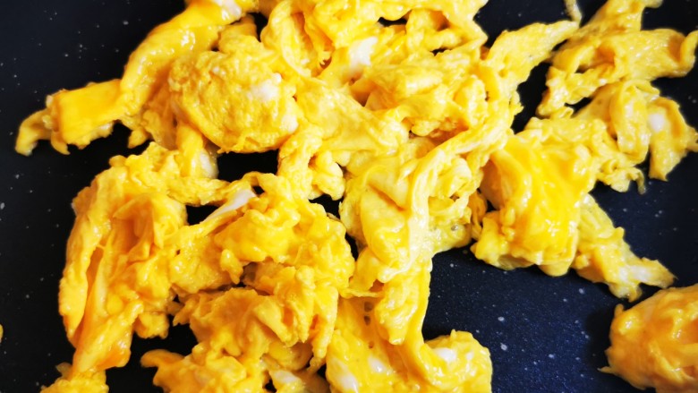 蛋炒饭（家常简洁版）,正宗土鸡蛋，与洋鸡蛋区别显著。