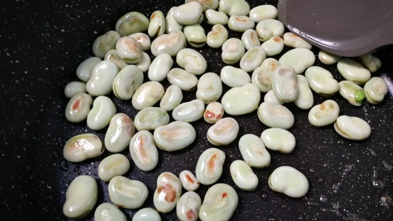 葱油蚕豆,翻炒至蚕豆表面均匀裹上油
