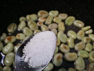 葱油蚕豆,放入一小勺盐翻炒均匀