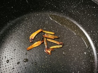 葱油蚕豆,葱白煎至焦黄，盛出来丢弃
