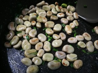 葱油蚕豆,翻炒葱花变色
