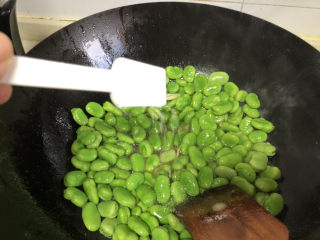 葱油蚕豆,再放入适量盐提鲜，同样翻炒几下。
