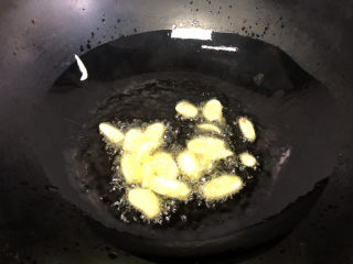 葱油蚕豆,放蒜片小火煸炒几下。