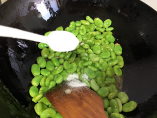 葱油蚕豆,放入适量盐翻炒均匀。