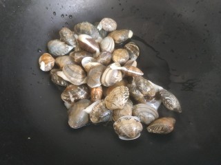 麻辣花蛤,锅中放入少量清水，放入花蛤