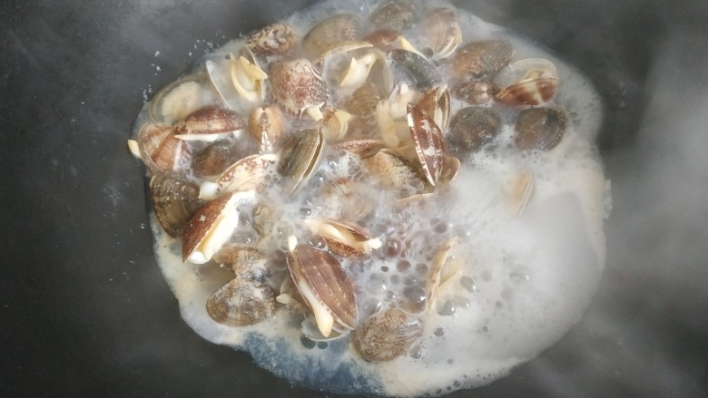 麻辣花蛤,烧开两分钟，花蛤全部爆开