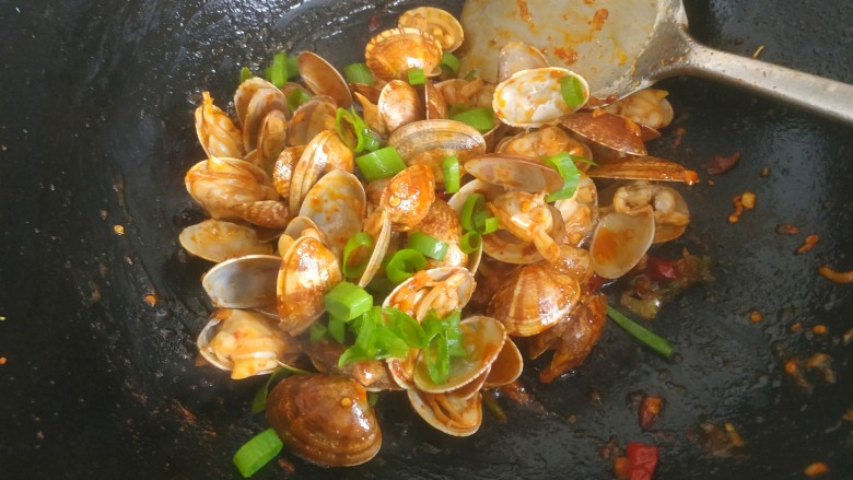 麻辣花蛤,翻炒花蛤，把水耗干，翻炒均匀，撒上葱花即可关火出锅