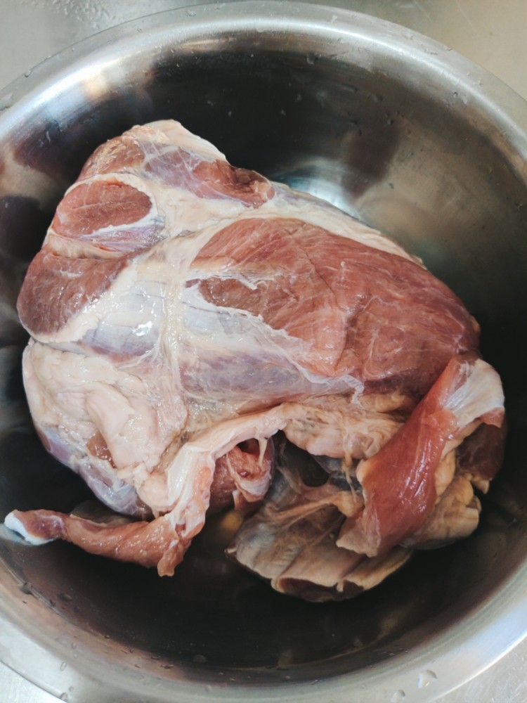 家庭版-酱牛肉,准备牛肉，最好是腱子肉。