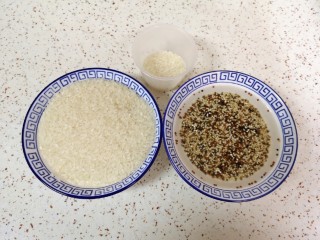 藜麦脱糖饭,准备好两杯大米（用电饭煲自带的量杯）。