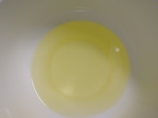 核桃酥,干净的碗里倒入100ml玉米油。
