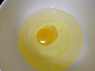 核桃酥,打入一个鸡蛋。