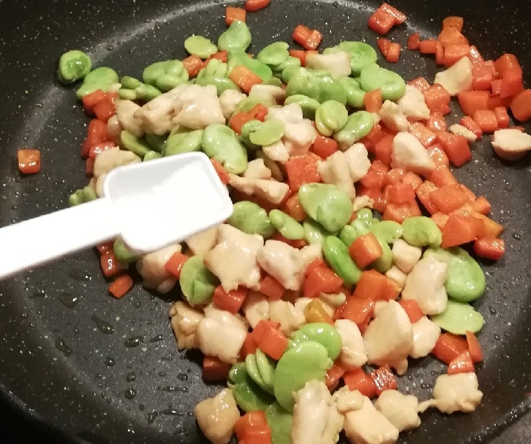 油焖蚕豆,放入盐和2汤匙清水  焖2分钟 关火