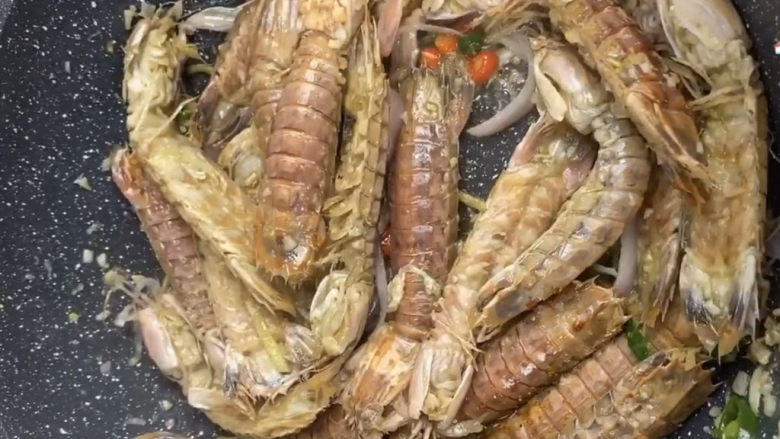 椒盐皮皮虾,翻炒一会会就可以了，皮皮虾前面炸过，已经熟了，所以只需稍微翻炒裹上配料香味即可。