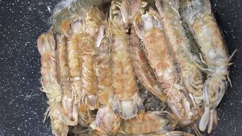 椒盐皮皮虾,接下来就是炸皮皮虾了，给皮皮虾炸个两面金黄