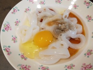 黄金鱿鱼圈,加入一个鸡蛋，生抽，料酒，白胡椒粉，盐。