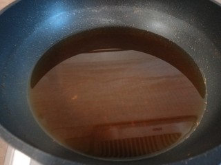 黄金鱿鱼圈,锅中倒油烧热。