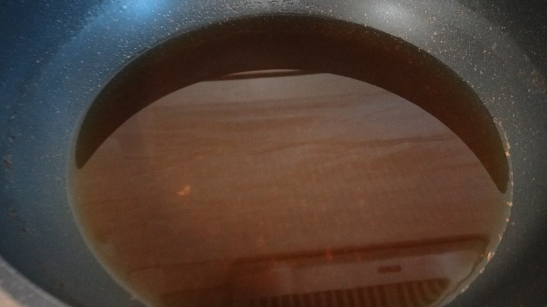 黄金鱿鱼圈,锅中倒油烧热。