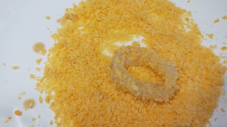 黄金鱿鱼圈,用筷子夹一个面包糠里打一滚儿。