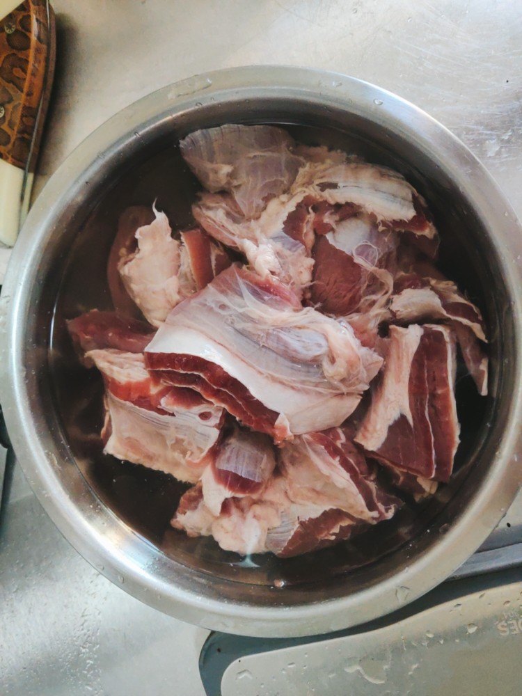 家庭版-酱牛肉,把牛肉切成自己喜欢的大小，用清水浸泡一个小时，泡出血水，清洗几次