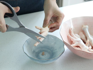 明虾鸡爪煲,鸡爪清洗后剪去指甲